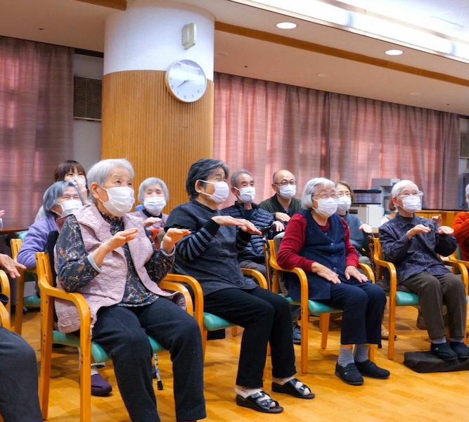 大勢でのレク風景