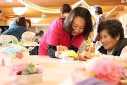 造花アレンジを教えている人